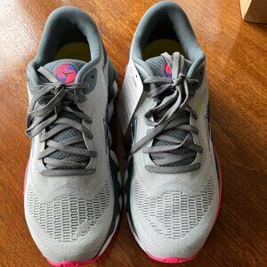 NEW Women's Wave Sky 7 Running Shoe Size 9